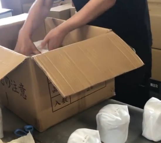 出荷・梱包作業の様子